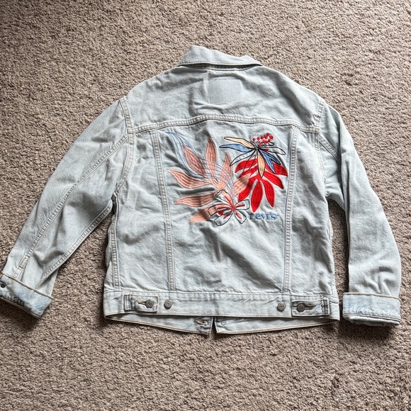 NWT Levi's Light Blue Denim Jacket with Red and Pink Embroidery - Picture 3 of 7